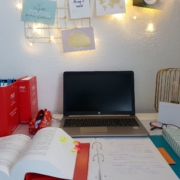 Blick auf einen Schreibtisch mit Laptop und Ordnern