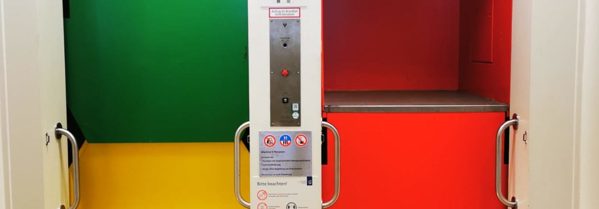 Der bunte Paternoster im Landtag SH