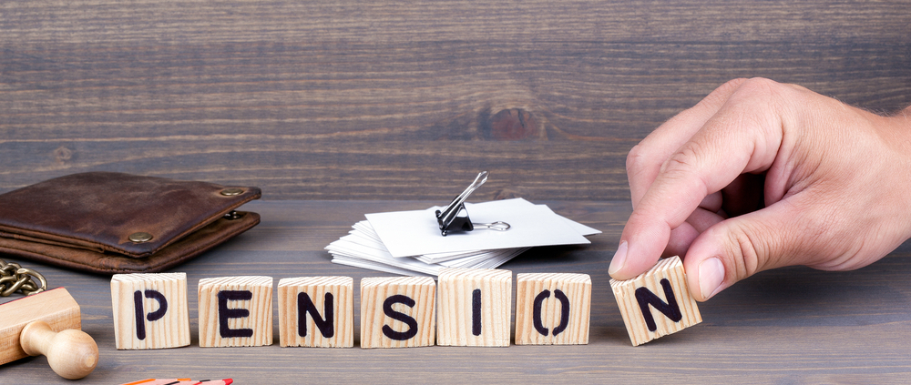 Holzwürfel, die zusammen das Wort "Pension" bilden