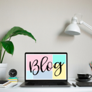 Ein Schreibtisch. Darauf steht ein Laptop mit dem Wort BLog