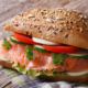 Ein gesundes Lachsbrötchen anlässlich des Weltfischbrötchentags