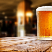 Ein großes Glas frisch gezapftes Bier auf einem Holztisch