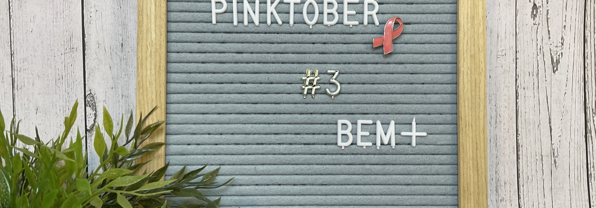 Eine Tafel. Darauf steht Pinktober, #3 und BEM+