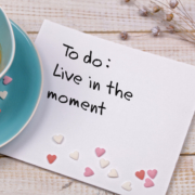 Eine Notiz neben einer Espresso-Tasse. Darauf steht "To do: Live in the moment" (englisch für "Aufgabe: Lebe den Moment")