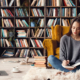 Eine junge Frau vor einem großen Bücherregal