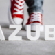 Das Wort Azubi steht in weißen Buchstaben vor roten Turnschuhen