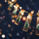 Weihnachtsbäume in kleinen Gläschen an Lichterkette