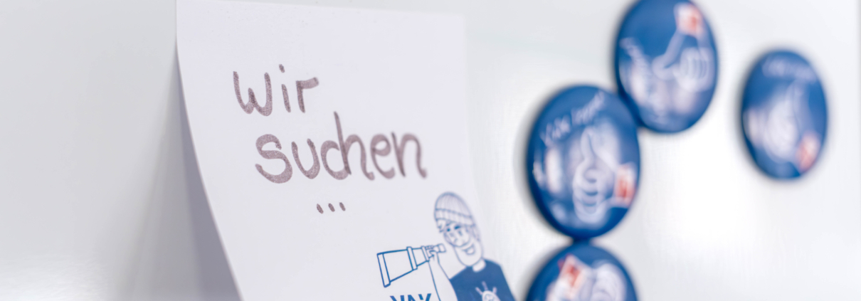 Postit mit den Worten "Wir suchen..."