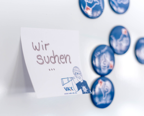 Postit mit den Worten "Wir suchen..."