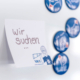Postit mit den Worten "Wir suchen..."